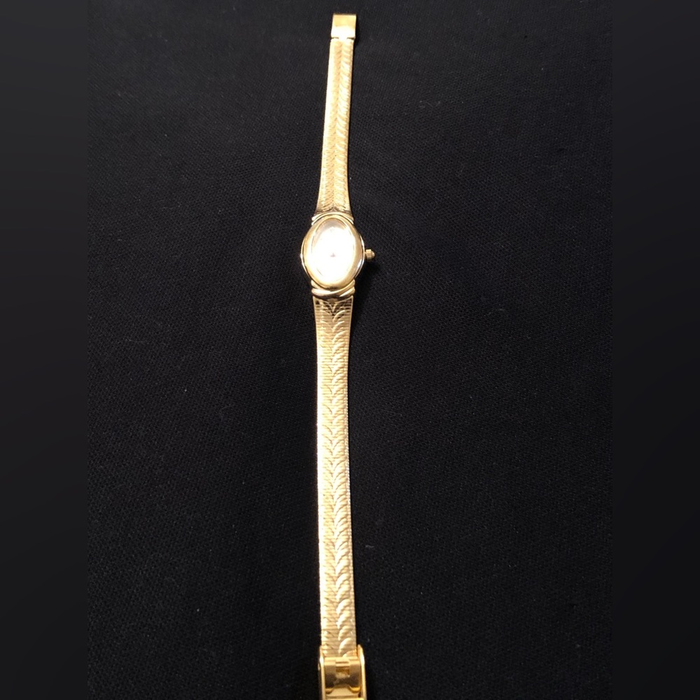 (928)VINTAGE WALTHAM QUARTZ LADIES WATCH silver tone - Picture 7 of 9